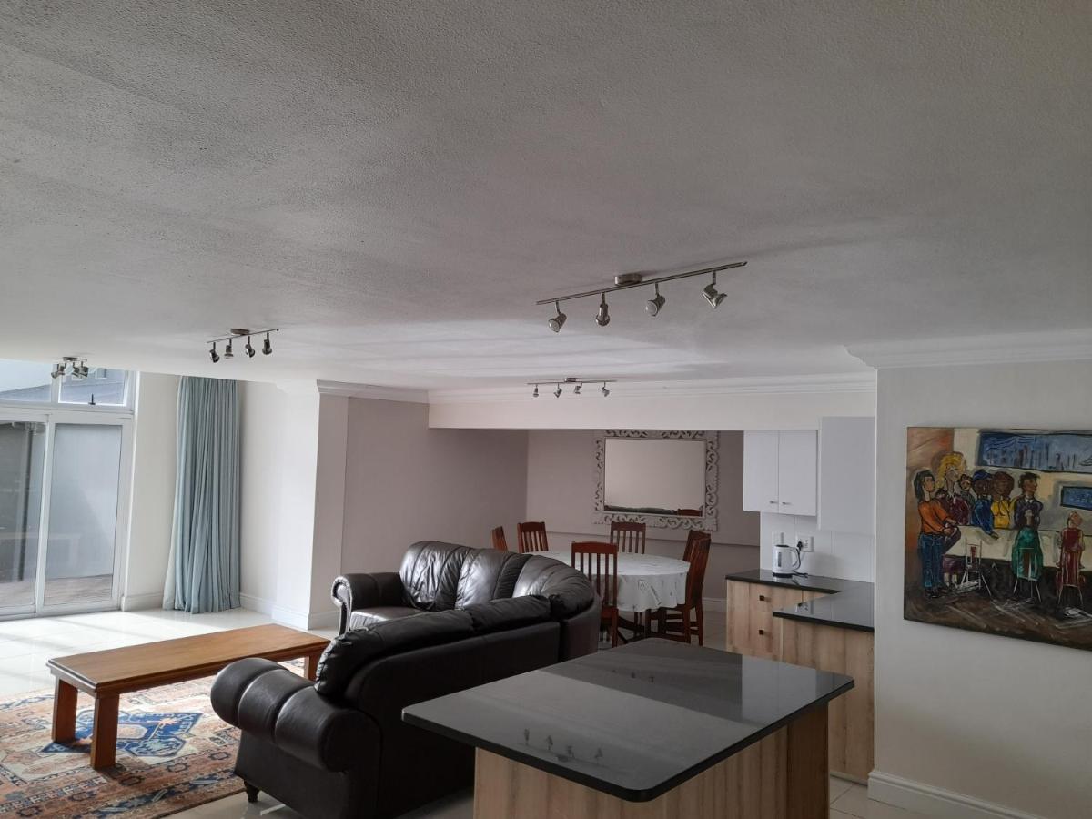 Beach Club Self Catering Apartments Mossel Bay Exteriör bild