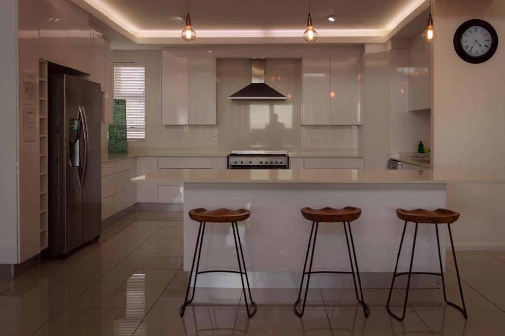 Beach Club Self Catering Apartments Mossel Bay Exteriör bild