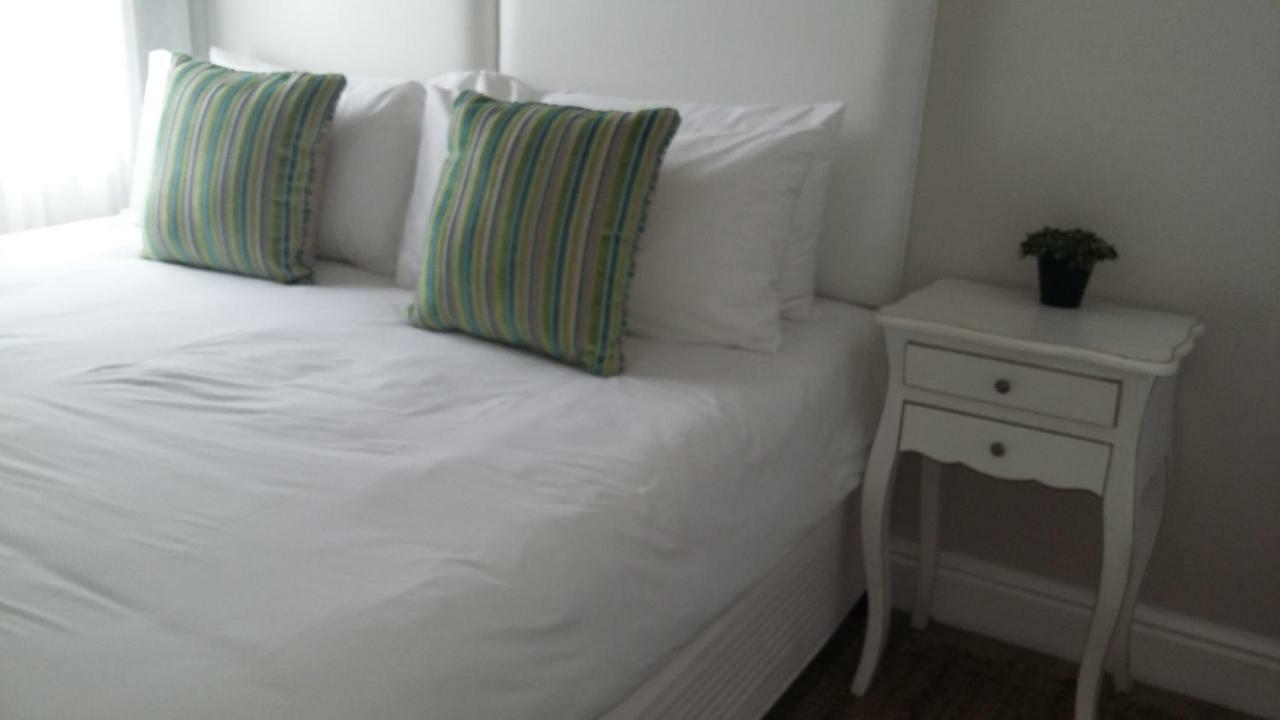Beach Club Self Catering Apartments Mossel Bay Exteriör bild