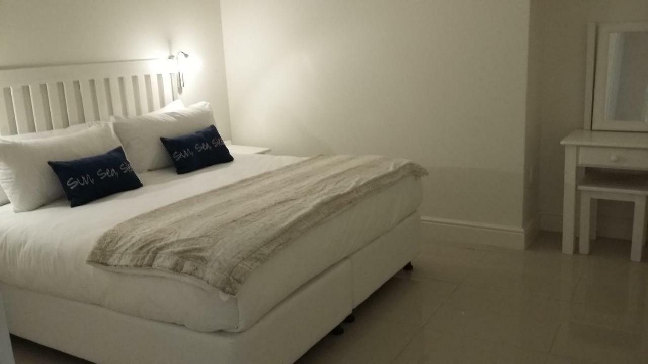 Beach Club Self Catering Apartments Mossel Bay Exteriör bild